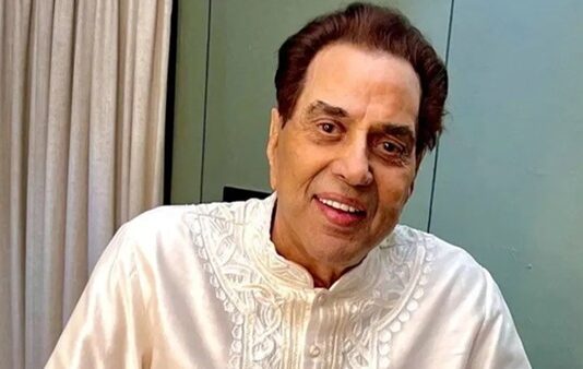 धर्मेंद्र का एक वीडियो सोशल मीडिया पर वायरल हुआ था। इस वीडियो को अस्पताल के एक स्टाफ ने चुपके से बनाकर अपलोड कर दिया था।