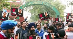 पुलिस के मुताबिक, अपने सुसाइड नोट में उसने कुछ टीचरों पर प्रताड़ित करने का आरोप लगाया था।