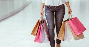 शॉपर्स स्टॉप को एक ग्राहक से 13 रुपये कैरी बैग के लिए वसूलना भारी पड़ गया। अब कंपनी को ग्राहक को 26 हजार रुपये मुआवजे के तौर पर लौटाने होंगे।