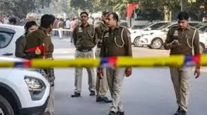 जवाबी कार्रवाई में घायल हुआ मर्डर का आरोपी मेहताब,दिल्ली पुलिस और बदमाश के बीच मुठभेड़! पुलिस को देखते मेहताब ने फायरिंग कर दी। पुलिस ने भी जवाबी कार्रवाई करते हुए मेहताब पर गोली चलाई।