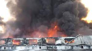 यह आग यहां एक डाइंग कंपनी में लगी है। मौके पर कई दमकल की गाड़ियां पहुंची हैं। आग की लपटें दूर-दूर तक नजर आ रही हैं। यह आग यहां एक डाइंग कंपनी में लगी है। मौके पर कई दमकल की गाड़ियां पहुंची हैं। आग की लपटें दूर-दूर तक नजर आ रही हैं।