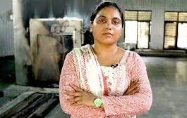 दिल्ली की पूजा शर्मा, जो पहले लावारिस शवों का अंतिम संस्कार करके मशहूर हुई थी, अब सन्नी मेहरा की हत्या के मामले में गिरफ्तार कर ली गई है।