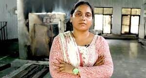 दिल्ली की पूजा शर्मा, जो पहले लावारिस शवों का अंतिम संस्कार करके मशहूर हुई थी, अब सन्नी मेहरा की हत्या के मामले में गिरफ्तार कर ली गई है।