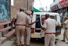 गाड़ी में ऐसा सामान मिला जिसने पुलिस को भी सख्त अलर्ट पर ला दिया।