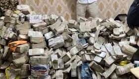 हरियाणा में चेकिंग के दौरान कार के अंदर से मिला नोटों का जखीरा दिल्ली ब्लास्ट के बाद फतेहाबाद के पुलिस काफी सक्रिय हो गई है। जहां सार्वजनिक स्थलों पर पुलिस की तैनाती की गई है, वहीं वाहन चालकों की भी गंभीरता से जांच की जा रही है