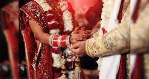 अंकल जी ने कहा 4 घंटे के 40 लाख रु शादी के, बर्बादी…भाई लोग ये फंक्शन सिंपल रखो, और मत खिलाओ हम जैसे लोगों को आजकल लड़का-लड़की शादी को ग्रैंड और लग्जरी बनाना चाहते हैं, लेकिन इसी चाहत में लाखों रु खर्च हो जाते हैं।