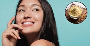 चेहरा चमकाने के लिए लोग क्या कुछ नहीं करते हैं। वहीं, बात अगर दुल्हन की हो तो त्वचा की बेहतरी के लिए हल्दी और बेसन का बेहतरीन इस्तेमाल किया जा सकता है।