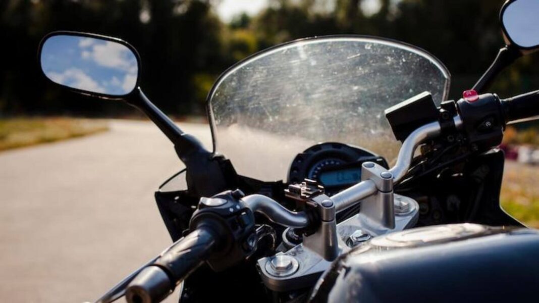 मोटरसाइकल चलाने वालों के लिए बहुत जरूरी है कि वह रियर व्यू मिरर को सही तरीके से सेट करें, जिससे कि उन्हें पीछे का व्यू अच्छे से मिले और पता चले कि पीछे से कार या अन्य दोपहिया वाहन किस तरह आ रहे हैं