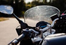 मोटरसाइकल में कैसे सेट करते हैं रियर व्यू मिरर, ये तरीके आपको सुरक्षित रखने में करेंगे मदद मोटरसाइकल चलाने वालों के लिए बहुत जरूरी है कि वह रियर व्यू मिरर को सही तरीके से सेट करें, जिससे कि उन्हें पीछे का व्यू अच्छे से मिले और पता चले कि पीछे से कार या अन्य दोपहिया वाहन किस तरह आ रहे हैं