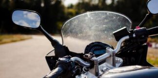 मोटरसाइकल चलाने वालों के लिए बहुत जरूरी है कि वह रियर व्यू मिरर को सही तरीके से सेट करें, जिससे कि उन्हें पीछे का व्यू अच्छे से मिले और पता चले कि पीछे से कार या अन्य दोपहिया वाहन किस तरह आ रहे हैं