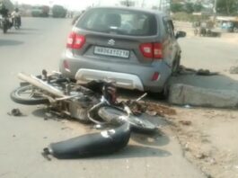 दिल्ली की ओर से आई एक तेज रफ्तार कार ने सामने से दोनों को टक्कर मार दी। हादसे में दोनों गम्भीर रूप से घायल हो गए।