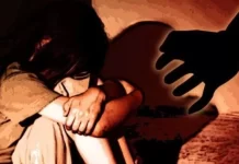 Haryana: लिव-इन-रिलेशनशिप में रह रहे युवक ने अपनी प्रेमिका की बेटी से किया दुष्कर्म, आरोपी फरार; केस दर्ज लिव-इन-रिलेशनशिप में रह रही महिला की नाबालिग बेटी के साथ उसके प्रेमी ने ही दुष्कर्म कर लिया। उसने पीड़िता को कुछ भी बताने पर जान से मारने की धमकी दी। फिलहाल आरोपी फरार चल रहा है।