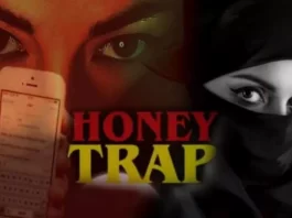 हरियाणा के सिरसा में एक बड़ा हनीट्रैप गिरोह बेनकाब हुआ है, जिसे एक तलाकशुदा महिला अपने परिवार के साथ मिलकर चला रही थी। दो मामलों की जांच में एक ही महिला की भूमिका सामने आने पर पुलिस ने पूरे रैकेट का पर्दाफाश किया।