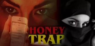 हरियाणा के सिरसा में एक बड़ा हनीट्रैप गिरोह बेनकाब हुआ है, जिसे एक तलाकशुदा महिला अपने परिवार के साथ मिलकर चला रही थी। दो मामलों की जांच में एक ही महिला की भूमिका सामने आने पर पुलिस ने पूरे रैकेट का पर्दाफाश किया।