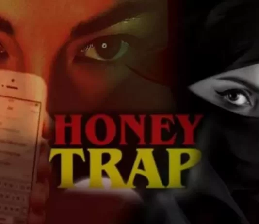 हरियाणा के सिरसा में एक बड़ा हनीट्रैप गिरोह बेनकाब हुआ है, जिसे एक तलाकशुदा महिला अपने परिवार के साथ मिलकर चला रही थी। दो मामलों की जांच में एक ही महिला की भूमिका सामने आने पर पुलिस ने पूरे रैकेट का पर्दाफाश किया।
