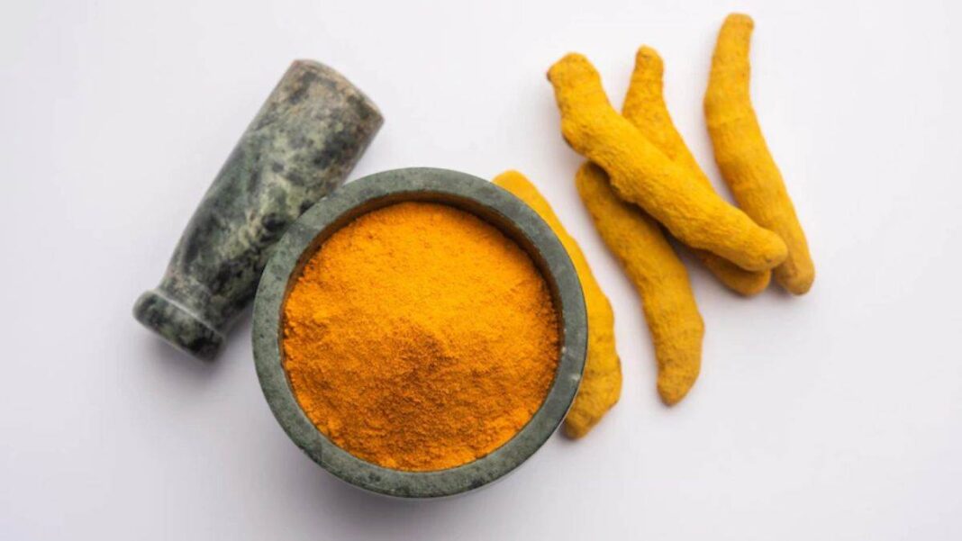 चेहरे की 5 अलग तरह की समस्याओं के लिए आप हल्दी का इस्तेमाल कर सकते हैं। हर बार आपको केमिकल युक्त प्रोडक्ट्स का इस्तेमाल करने की कोई जरूरत नहीं होती है।