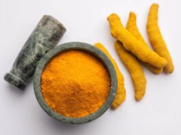 चेहरे की 5 अलग तरह की समस्याओं के लिए आप हल्दी का इस्तेमाल कर सकते हैं। हर बार आपको केमिकल युक्त प्रोडक्ट्स का इस्तेमाल करने की कोई जरूरत नहीं होती है।