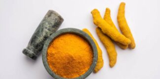 चेहरे की 5 अलग तरह की समस्याओं के लिए आप हल्दी का इस्तेमाल कर सकते हैं। हर बार आपको केमिकल युक्त प्रोडक्ट्स का इस्तेमाल करने की कोई जरूरत नहीं होती है।