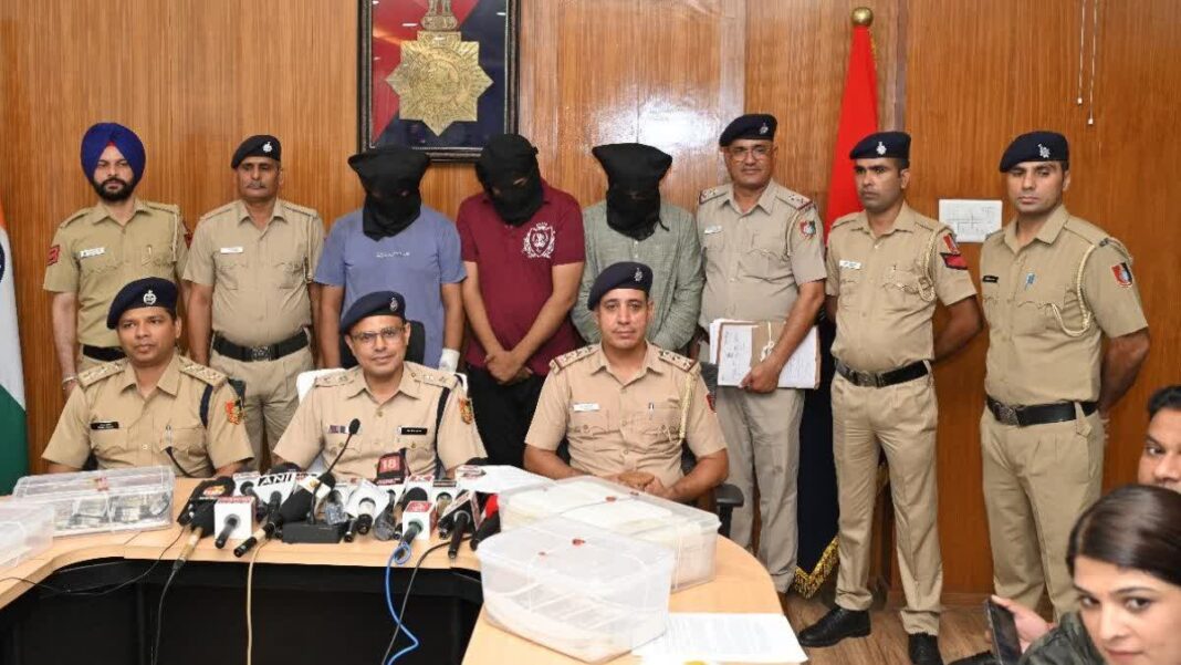 चंडीगढ़ क्राइम ब्रांच ने एक अंतरराज्यीय नकली नोट गिरोह का पर्दाफाश किया है। कई राज्यों में सक्रिय इस नेटवर्क से पांच आरोपियों की गिरफ्तारी के साथ भारी मात्रा में जाली भारतीय मुद्रा और उपकरण बरामद किए गए हैं।