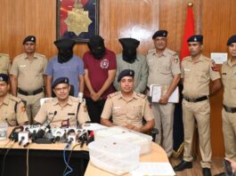 चंडीगढ़ क्राइम ब्रांच ने एक अंतरराज्यीय नकली नोट गिरोह का पर्दाफाश किया है। कई राज्यों में सक्रिय इस नेटवर्क से पांच आरोपियों की गिरफ्तारी के साथ भारी मात्रा में जाली भारतीय मुद्रा और उपकरण बरामद किए गए हैं।