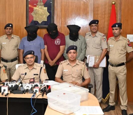 चंडीगढ़ क्राइम ब्रांच ने एक अंतरराज्यीय नकली नोट गिरोह का पर्दाफाश किया है। कई राज्यों में सक्रिय इस नेटवर्क से पांच आरोपियों की गिरफ्तारी के साथ भारी मात्रा में जाली भारतीय मुद्रा और उपकरण बरामद किए गए हैं।