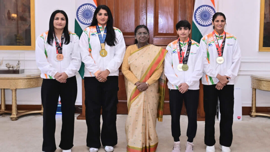 मीनाक्षी हुड्डा की मां सुनीता देवी ने बताया कि शादी के बाद उन्होंने घर संभालने के साथ-साथ पशु पाले और दूध बेचकर परिवार का गुजारा किया। मीनाक्षी हुड्डा की मां सुनीता देवी ने बताया कि शादी के बाद उन्होंने घर संभालने के साथ-साथ पशु पाले और दूध बेचकर परिवार का गुजारा किया।