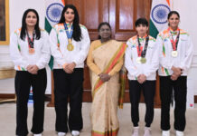 मीनाक्षी हुड्डा की मां सुनीता देवी ने बताया कि शादी के बाद उन्होंने घर संभालने के साथ-साथ पशु पाले और दूध बेचकर परिवार का गुजारा किया।