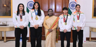 मीनाक्षी हुड्डा की मां सुनीता देवी ने बताया कि शादी के बाद उन्होंने घर संभालने के साथ-साथ पशु पाले और दूध बेचकर परिवार का गुजारा किया।