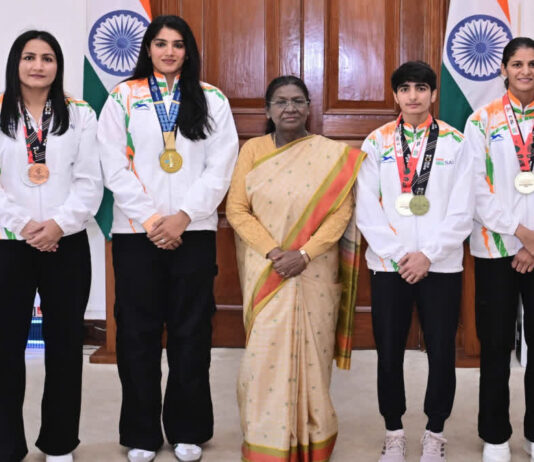 मीनाक्षी हुड्डा की मां सुनीता देवी ने बताया कि शादी के बाद उन्होंने घर संभालने के साथ-साथ पशु पाले और दूध बेचकर परिवार का गुजारा किया।