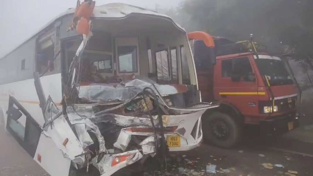 हरियाणा में सर्दियों की घनी धुंध एक बार फिर सड़क दुर्घटनाओं का कारण बनी। जींद-कैथल मार्ग पर कंडेला गांव के पास शुक्रवार सुबह एक स्कूल बस, हरियाणा रोडवेज की बस और एक ट्रक आपस में टकरा गए।