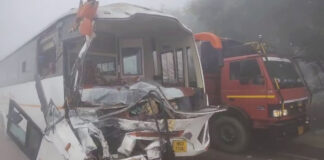 हरियाणा में सर्दियों की घनी धुंध एक बार फिर सड़क दुर्घटनाओं का कारण बनी। जींद-कैथल मार्ग पर कंडेला गांव के पास शुक्रवार सुबह एक स्कूल बस, हरियाणा रोडवेज की बस और एक ट्रक आपस में टकरा गए।