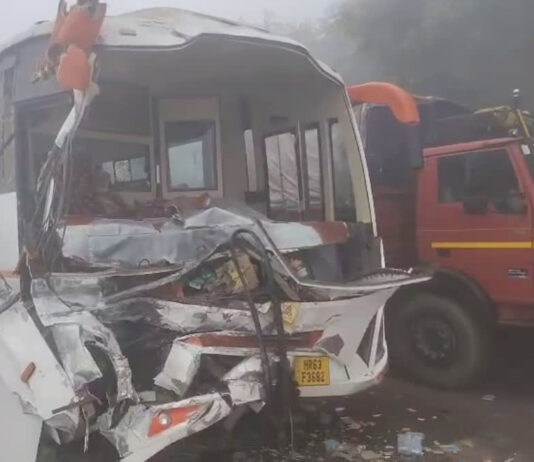 हरियाणा में सर्दियों की घनी धुंध एक बार फिर सड़क दुर्घटनाओं का कारण बनी। जींद-कैथल मार्ग पर कंडेला गांव के पास शुक्रवार सुबह एक स्कूल बस, हरियाणा रोडवेज की बस और एक ट्रक आपस में टकरा गए।