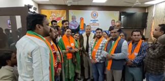 चंडीगढ़ में मेयर चुनाव से ठीक पहले बीजेपी को बड़ी खुशखबरी मिली है। आम आदमी पार्टीके दो पार्षद बीजेपी में शामिल हो गए हैं।