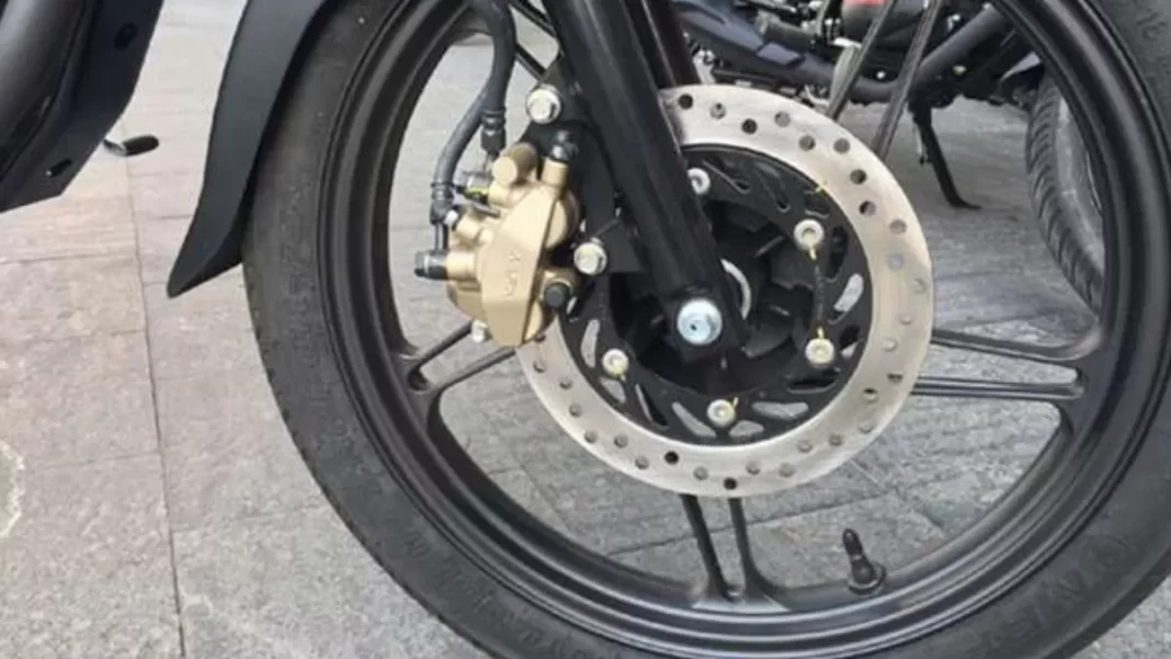 मोटरसाइकल में अचानक या बहुत तेज ब्रेक (Hard/Panic Braking) लगाना कभी-कभी जान बचाने के लिए जरूरी होता है, लेकिन अगर यह बिना तकनीक या गलत तरीके से किया जाए तो इसके फायदे से ज्यादा नुकसान हो सकते हैं।