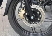 मोटरसाइकल में अचानक या बहुत तेज ब्रेक (Hard/Panic Braking) लगाना कभी-कभी जान बचाने के लिए जरूरी होता है, लेकिन अगर यह बिना तकनीक या गलत तरीके से किया जाए तो इसके फायदे से ज्यादा नुकसान हो सकते हैं।