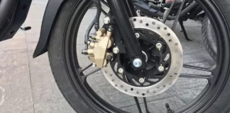 मोटरसाइकल में अचानक या बहुत तेज ब्रेक (Hard/Panic Braking) लगाना कभी-कभी जान बचाने के लिए जरूरी होता है, लेकिन अगर यह बिना तकनीक या गलत तरीके से किया जाए तो इसके फायदे से ज्यादा नुकसान हो सकते हैं।