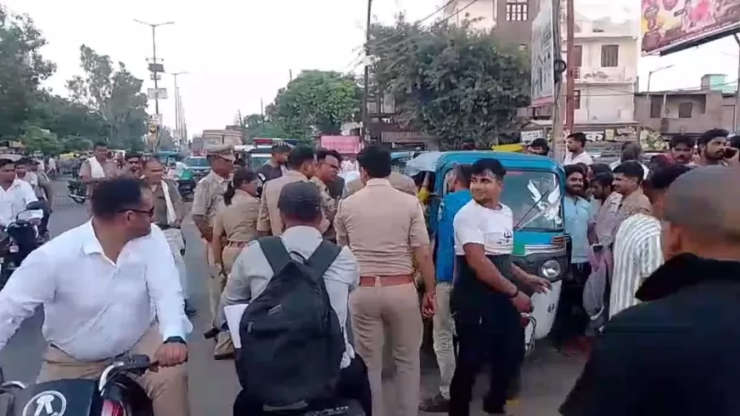 हरियाणा के यमुनानगर जिले में बीच सड़क महिलाओं का हाई वोल्टेज ड्रामा देखने को मिला। जहां दो महिलाओं के बीच जमकर मारपीट हुई।