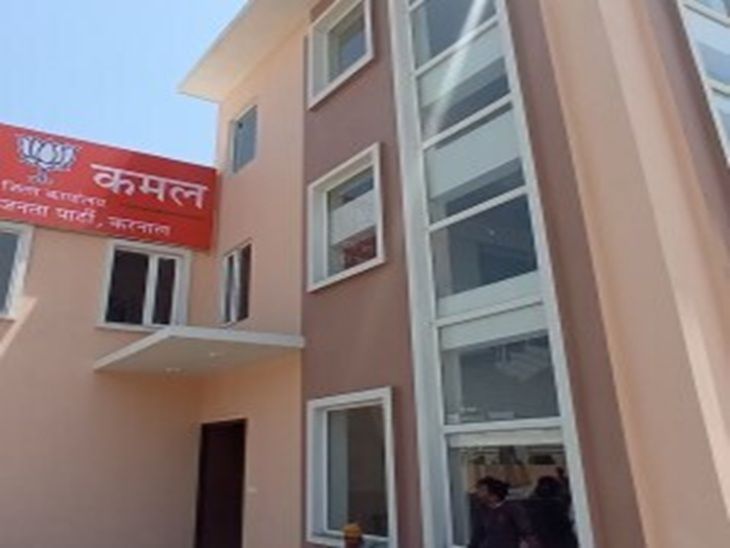 सुप्रीम कोर्ट ने हरियाणा सरकार को फटकार लगाई है. कोर्ट ने आदेश दिया है कि वह तीन महीने के अंदर उस ग्रीन बेल्ट को फिर से हरा-भरा करे, जहां बीजेपी के करनाल स्थित दफ्तर तक पहुंचने के लिए सड़क बनाने के लिए 40 साल पुराने पेड़ काट दिए गए थे। सुप्रीम कोर्ट ने हरियाणा सरकार को फटकार लगाई है. कोर्ट ने आदेश दिया है कि वह तीन महीने के अंदर उस ग्रीन बेल्ट को फिर से हरा-भरा करे, जहां बीजेपी के करनाल स्थित दफ्तर तक पहुंचने के लिए सड़क बनाने के लिए 40 साल पुराने पेड़ काट दिए गए थे।