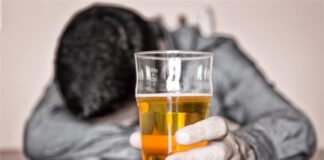 शराब एक खतरनाक ड्रिंक है, जो शरीर को अंदर ही अंदर नुकसान पहुंचाती है। यह फैटी लिवर से लेकर कैंसर का कारण भी बन सकती है।