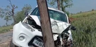 हरियाणा में बड़ा सड़क हादसा: पेड़ से टकराई अनियंत्रित कार, दो युवकों की मौत; शादी से लौट रहे थे घर हरियाणा के झज्जर में बड़ा सड़क हादसा पेश आया है। यहां सोमवार सुबह एक कार अनियंत्रित होकर पेड़ से टकरा गई।