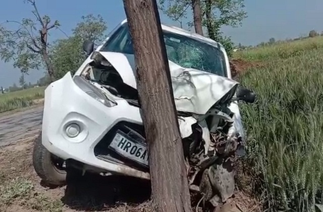हरियाणा के झज्जर में बड़ा सड़क हादसा पेश आया है। यहां सोमवार सुबह एक कार अनियंत्रित होकर पेड़ से टकरा गई। हरियाणा के झज्जर में बड़ा सड़क हादसा पेश आया है। यहां सोमवार सुबह एक कार अनियंत्रित होकर पेड़ से टकरा गई।