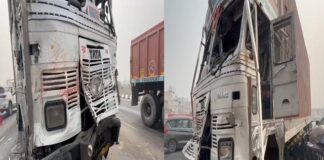 हरियाणा के बुधवार की रात को एक बड़ा हादसा हुआ। भूसे से लदा एक ट्रक हाईवे पर एक आल्टो कार के ऊपर पलट गया।