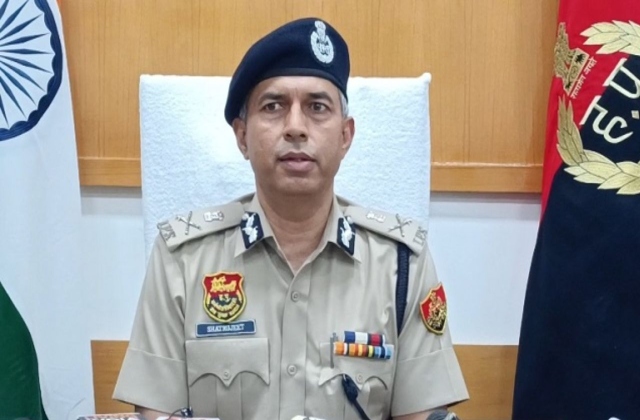 हरियाणा सरकार ने पुलिस प्रशासन में बड़ा बदलाव करते हुए पुलिस महानिदेशक शत्रुजीत कपूर को उनके पद से हटा दिया है। हरियाणा सरकार ने पुलिस प्रशासन में बड़ा बदलाव करते हुए पुलिस महानिदेशक शत्रुजीत कपूर को उनके पद से हटा दिया है।