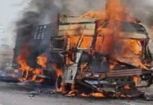 चरखी-दादरी में खड़े ट्राला को पीछे से ट्राला ने मारी टक्कर: दोनों वाहनों में लगी आग, चालक व परिचालक जिंदा जले जानकारी के अनुसार हिसार जिले के गांव खांडा खेड़ी निवासी राजेश और जींद जिले के गांव रूपगढ़ निवासी जसवंत सिंह दो दिसंबर को ट्राला में मध्य प्रदेश के भोपाल से धान भरकर जींद जा रहे थे।