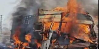 जानकारी के अनुसार हिसार जिले के गांव खांडा खेड़ी निवासी राजेश और जींद जिले के गांव रूपगढ़ निवासी जसवंत सिंह दो दिसंबर को ट्राला में मध्य प्रदेश के भोपाल से धान भरकर जींद जा रहे थे।