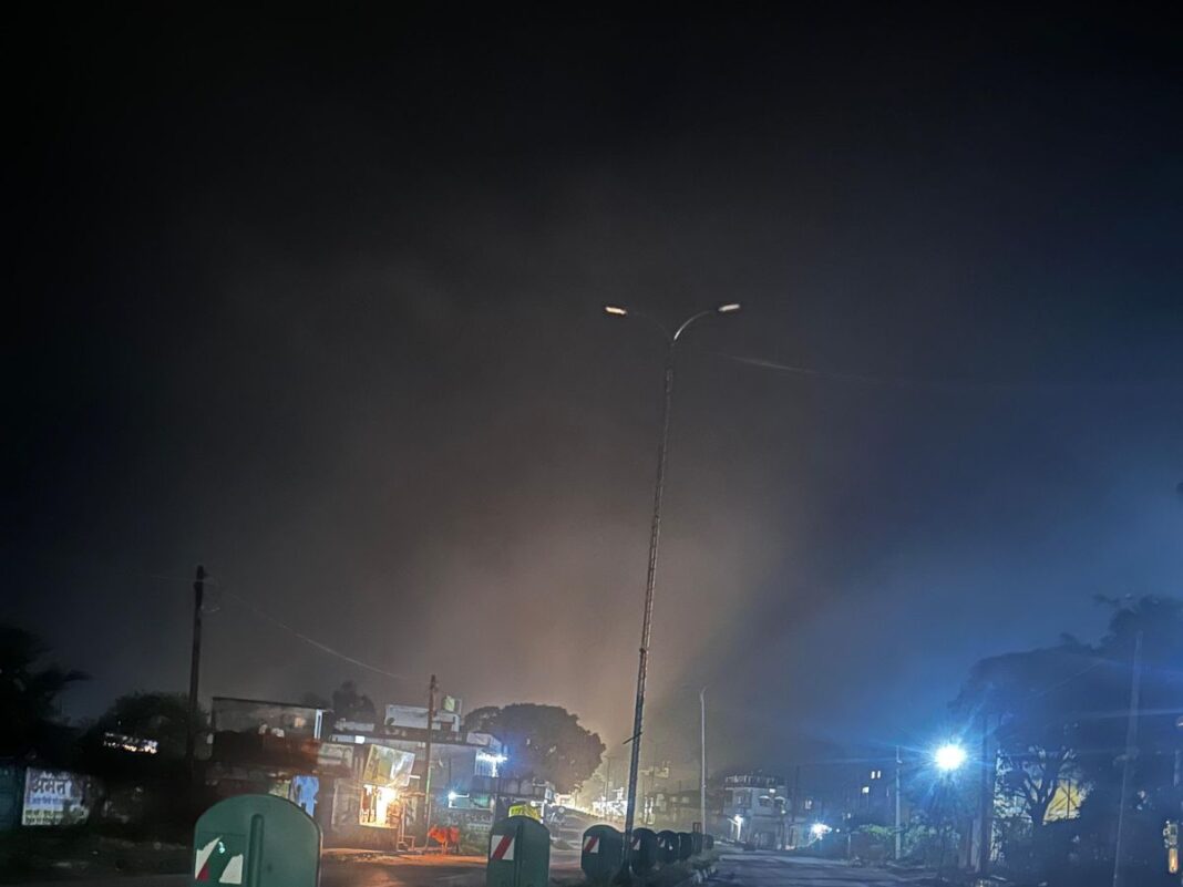 सिरसा जिले में स्टेट हाईवे पर डबवाली रोड पर कई जगह पर कट बनाए गए हैं। तीन साल से स्ट्रीट लाइट नहीं होने व ब्रेकर के चलते कई बार हादसे हो गए है। सिरसा जिले में स्टेट हाईवे पर डबवाली रोड पर कई जगह पर कट बनाए गए हैं। तीन साल से स्ट्रीट लाइट नहीं होने व ब्रेकर के चलते कई बार हादसे हो गए है।