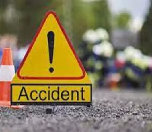 सुबह जब वे स्कूल जाने के लिए बाइक पर सवार होकर घर से निकले तो गांव कंदौली के पास किसी वाहन ने टक्कर मार दी।