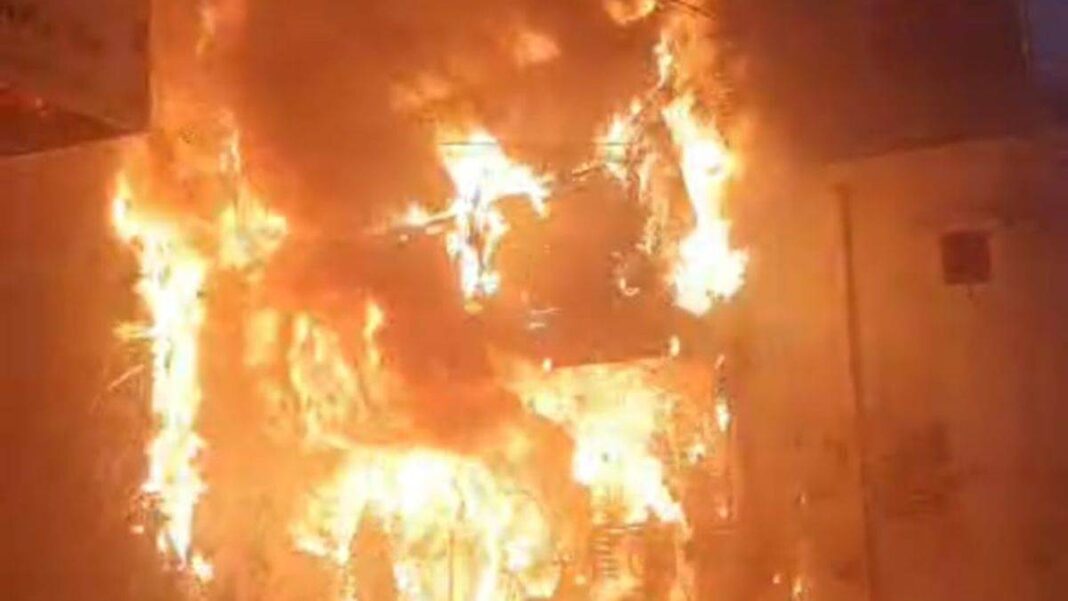 दो मंजिल किराना दुकान में आग लगने से लाखों रुपये का नुकसान हुआ है। करीब आधे घंटे की कड़ी मशक्कत के बाद आग की लपटों पर काबू पाया गया।