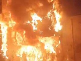 दो मंजिल किराना दुकान में आग लगने से लाखों रुपये का नुकसान हुआ है। करीब आधे घंटे की कड़ी मशक्कत के बाद आग की लपटों पर काबू पाया गया।