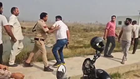 बदमाशों ने बनोंदी के टोल प्लाजा पर जमकर उत्पात मचाया जिसकी सीसीटीवी फुटेज भी सामने आई है। बदमाशों ने बनोंदी के टोल प्लाजा पर जमकर उत्पात मचाया जिसकी सीसीटीवी फुटेज भी सामने आई है।